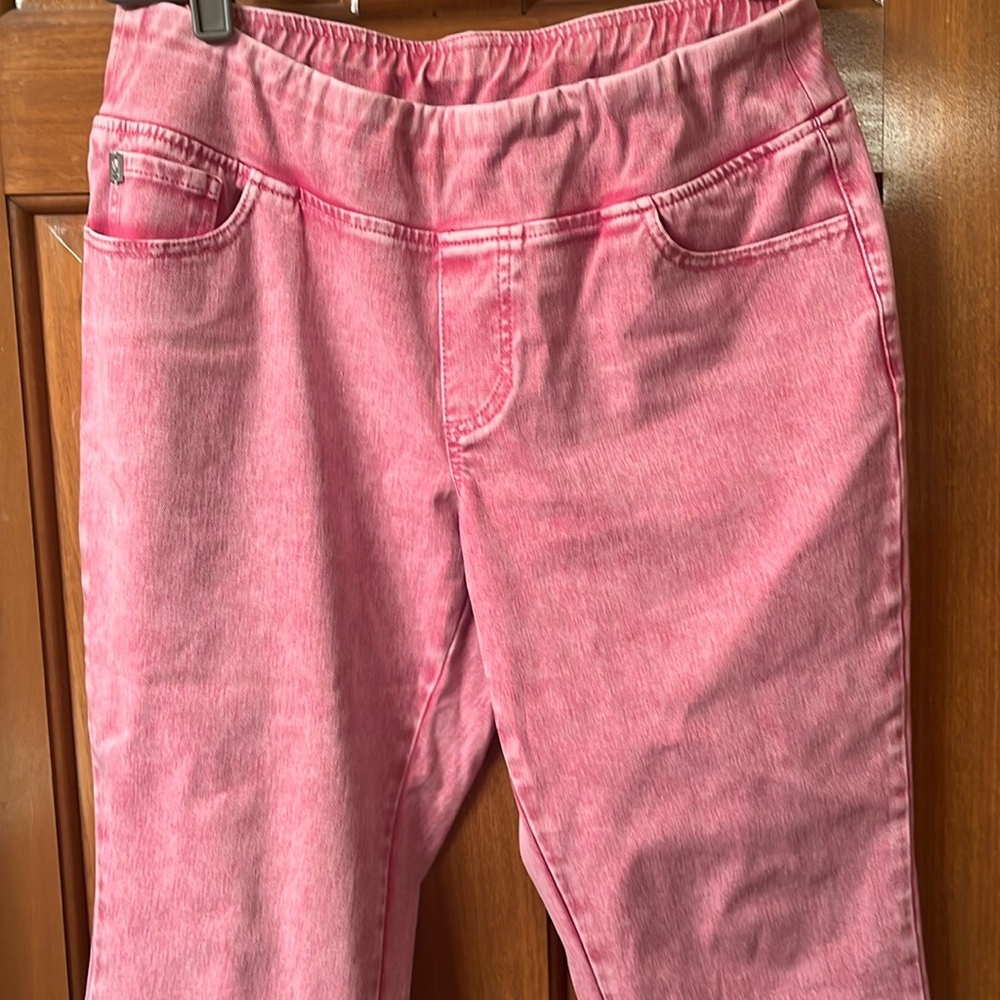 New, no tags, Belle by Kim Gravel pink acid washed cropped jeans!